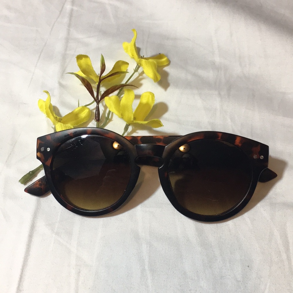 Tinted Tortoise Shell Frame Sunnies